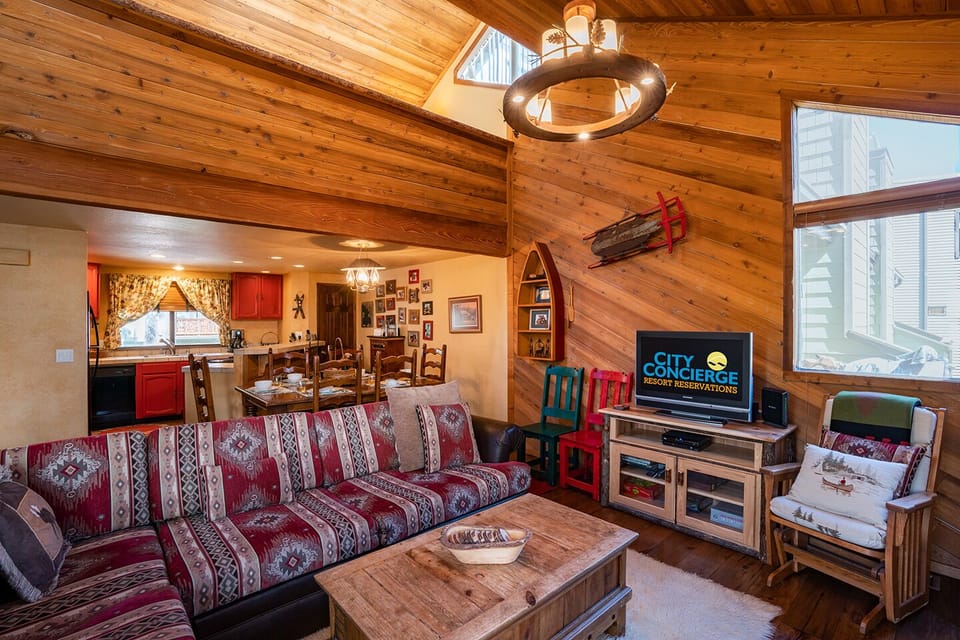 Open concept, Big screen TV with all the channels - even bigger than shown.