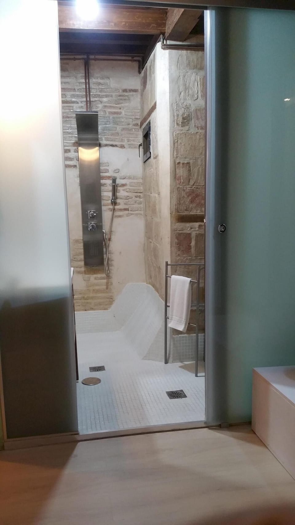baño,jabon ,secador  y toallas