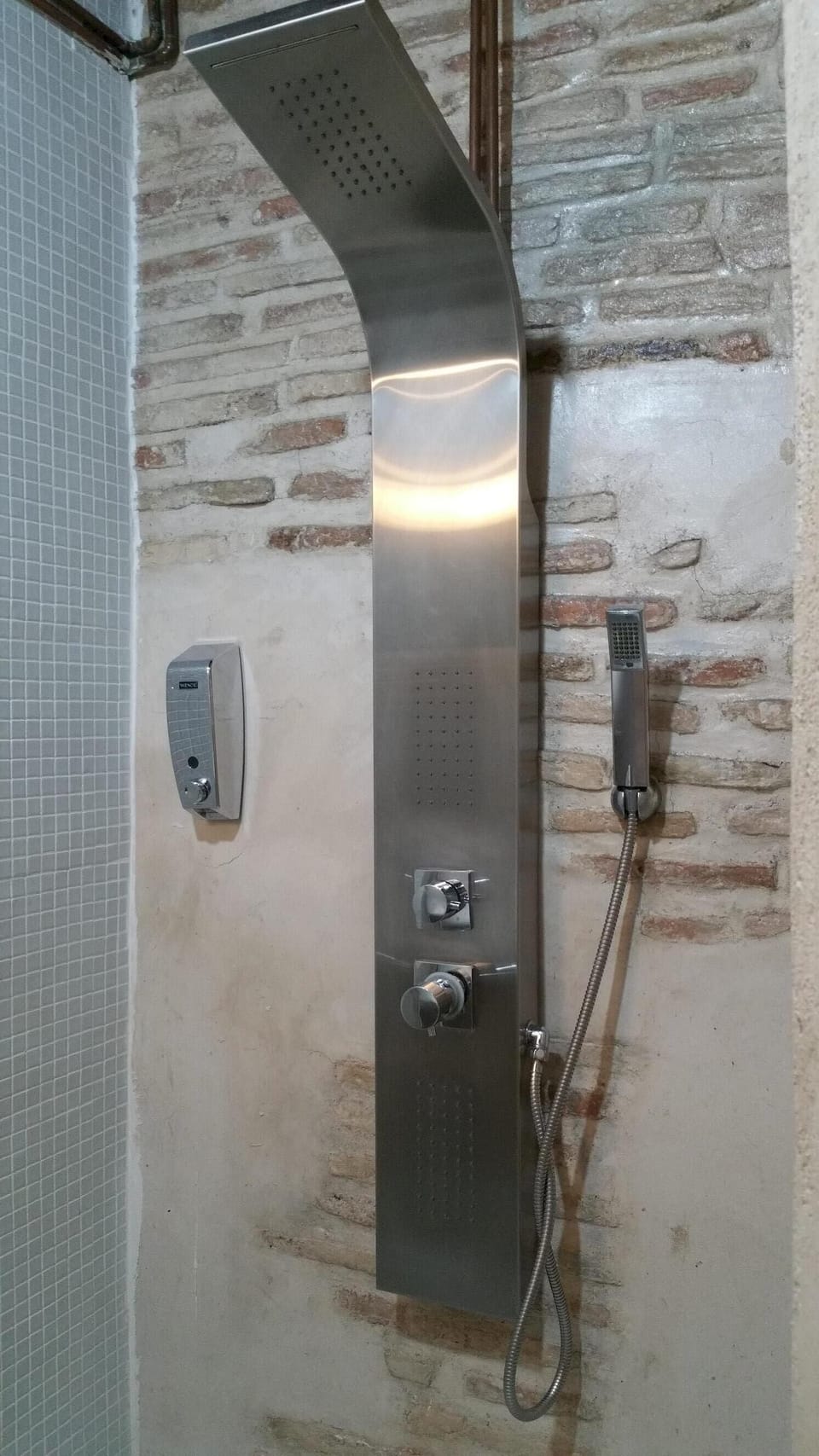 ducha hidromasaje,jabon y toallas