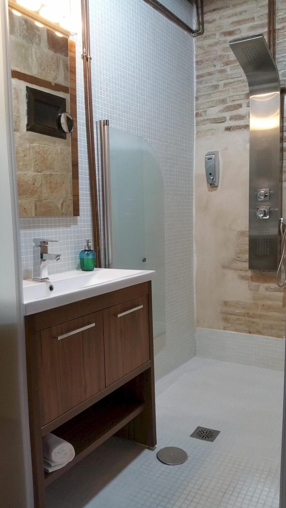 baño,jabon ,secador  y toallas