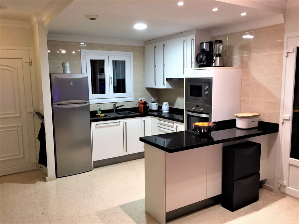 Fully equipement kitchen with large fridge/freezer 