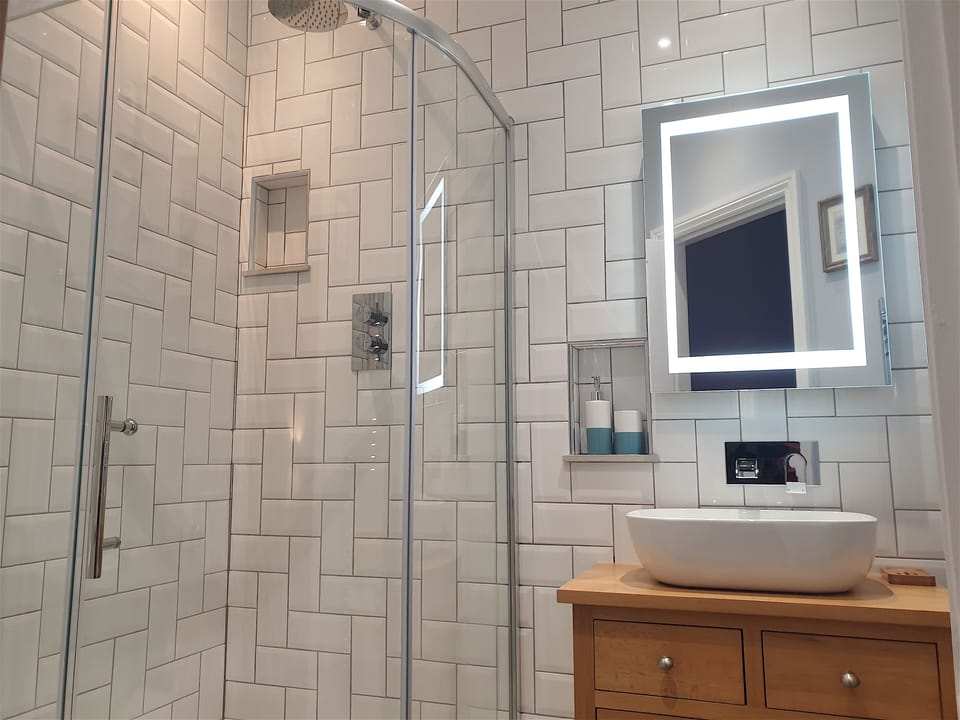 Classic Double Room | Bathroom | Free toiletries, hair dryer, towels