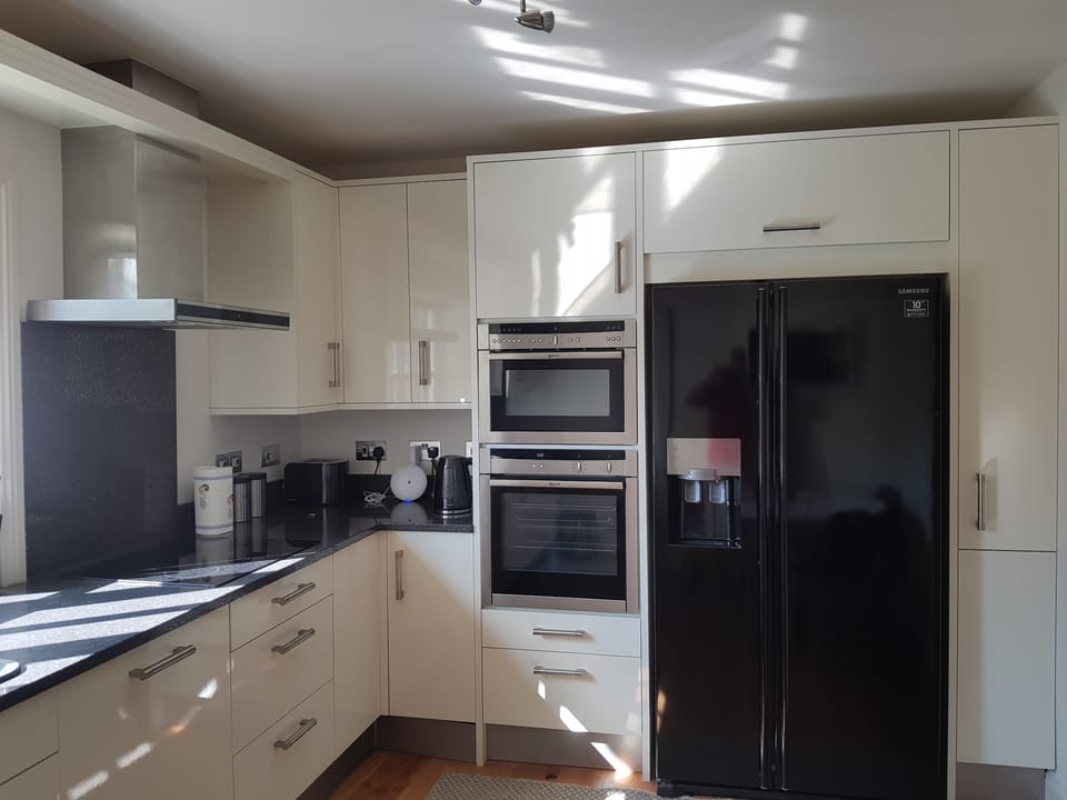 Fabulous kitchen with quartz counter tops. Induction hob, neff ovens, ice maker
