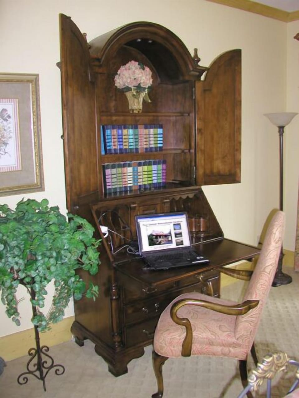 Guest BR: The Secretary provides the perfect "flex-cation" office setting.