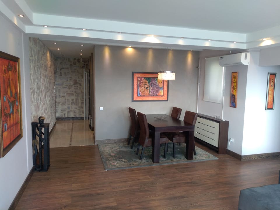 dinning area seen from the living room