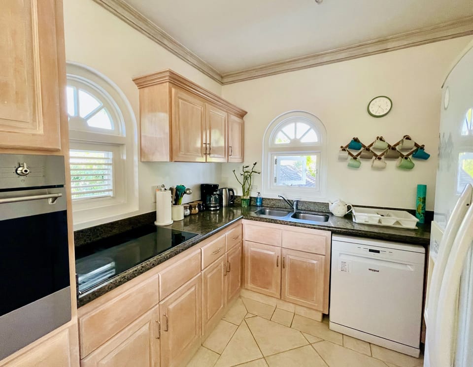 Fully equipped kitchen - dishwasher, large fridge freezer, coffee percolator etc