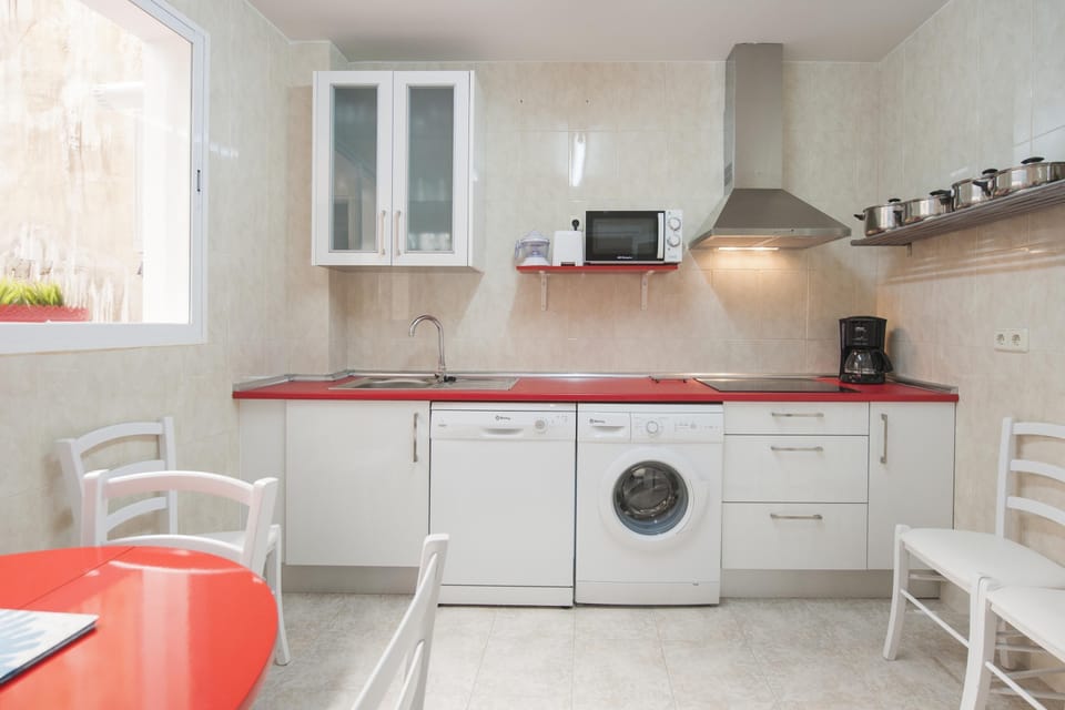 COCINA  TOTALMENTE EQUIPADA :
ELECTRODOMESTICOS,LAVAVAJILLAS,LAVADORA,CAFETERA,HERVIDOR,EXPRIMIDOR,TOSTADORA,MICROONDAS,VAJILLA,CRISTALERIA,CUBERTERIA,MENAJE....ZONA DE COMEDOR