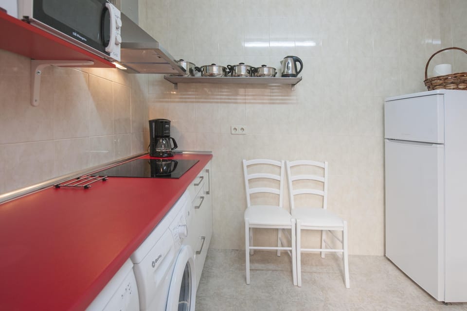 COCINA  TOTALMENTE EQUIPADA :
ELECTRODOMESTICOS,LAVAVAJILLAS,LAVADORA,CAFETERA,HERVIDOR,EXPRIMIDOR,TOSTADORA,MICROONDAS,VAJILLA,CRISTALERIA,CUBERTERIA,MENAJE....ZONA DE COMEDOR