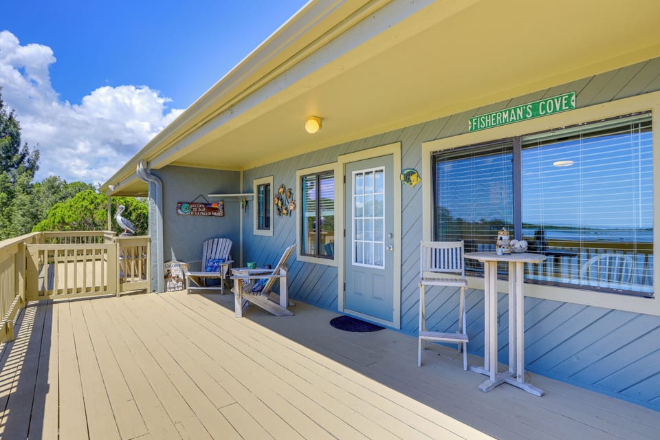 Deck w/ Seating