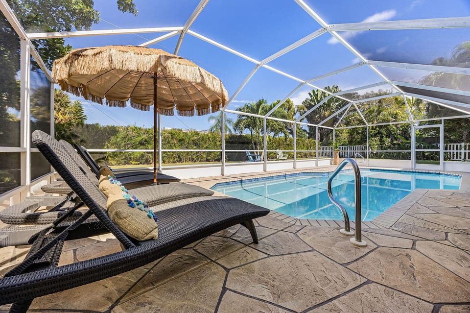 Relax in the private screened lanai complete with 4 lounge chairs
