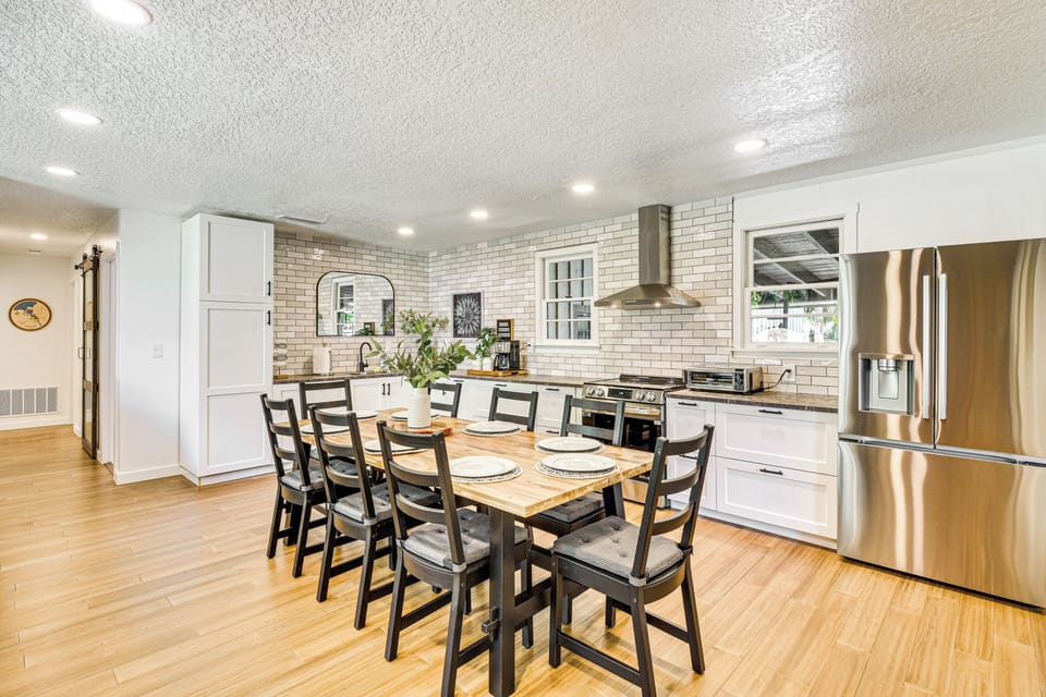 Dining Area | Dining Table | Dishware/Flatware