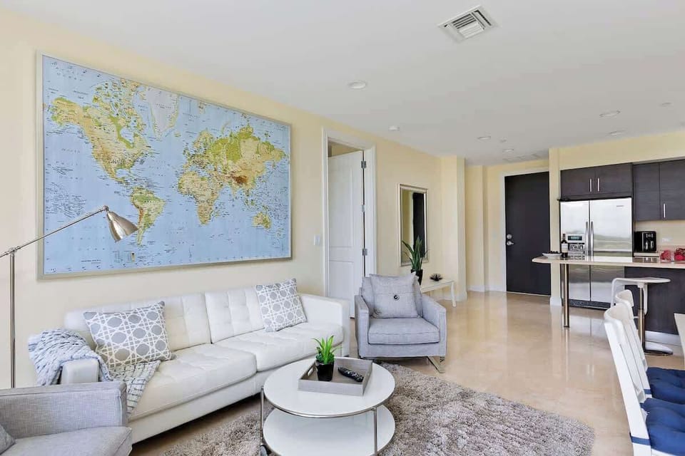 A tastefully well decorated living room