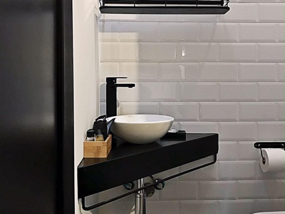 Bathroom sink