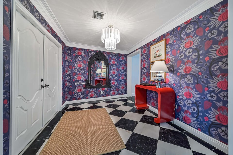 SWM28503 - The beautiful statement hallway invites you to this beautiful home!