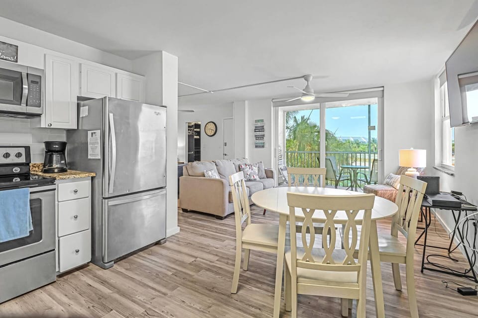 An updated and remodeled studio condo with a nice screened balcony.