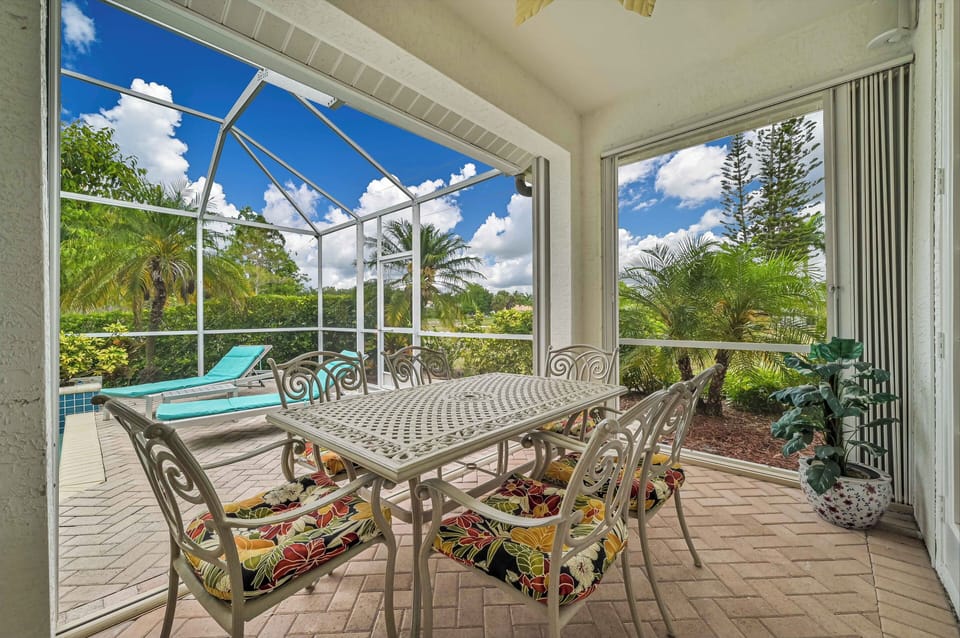 SW9872 - Covered outdoor dining area, and lounge chairs at the pool deck