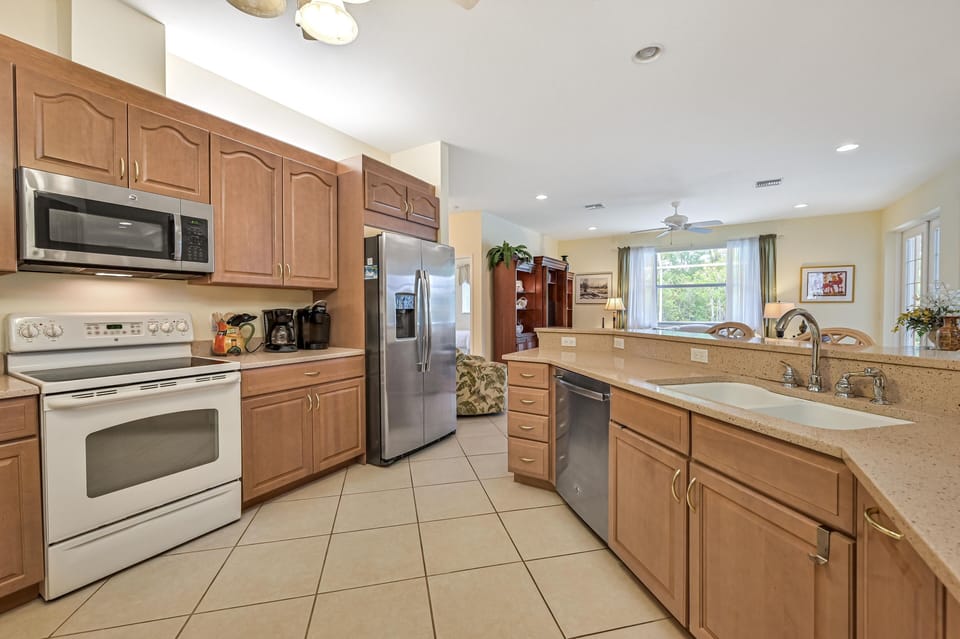 SW9872 - Fully equipped kitchen with breakfast bar