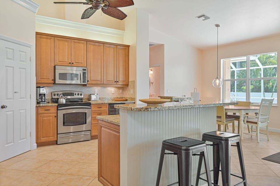 BS3599 - Fully equipped kitchen with breakfast bar
