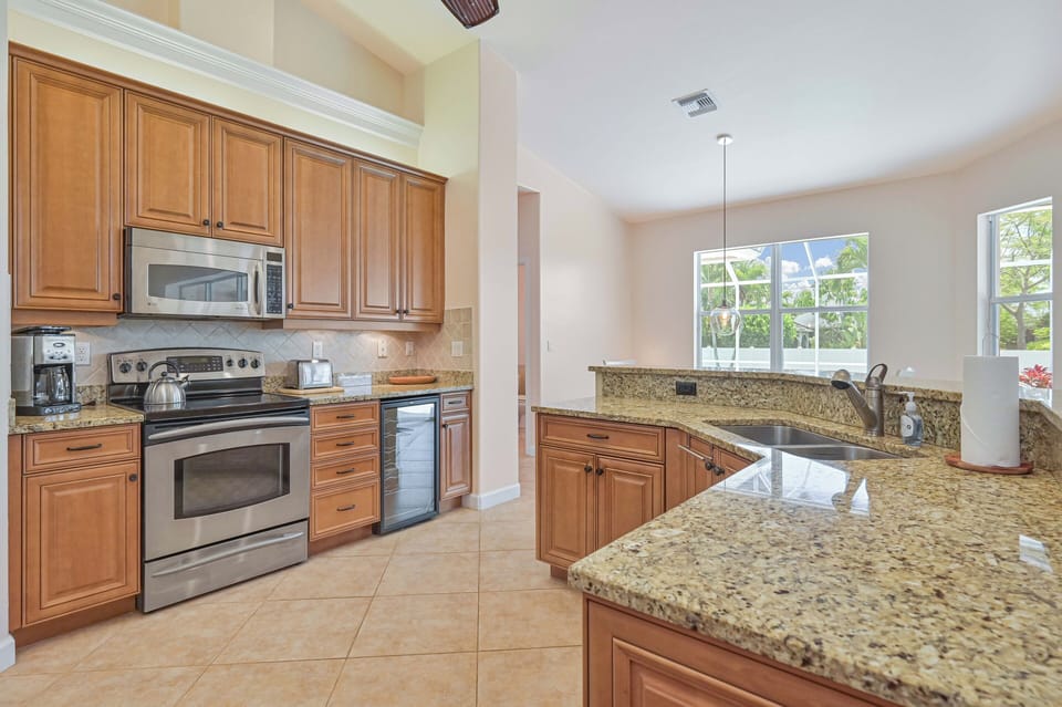BS3599 - Fully equipped kitchen with stainless steel appliances and granite counter-tops