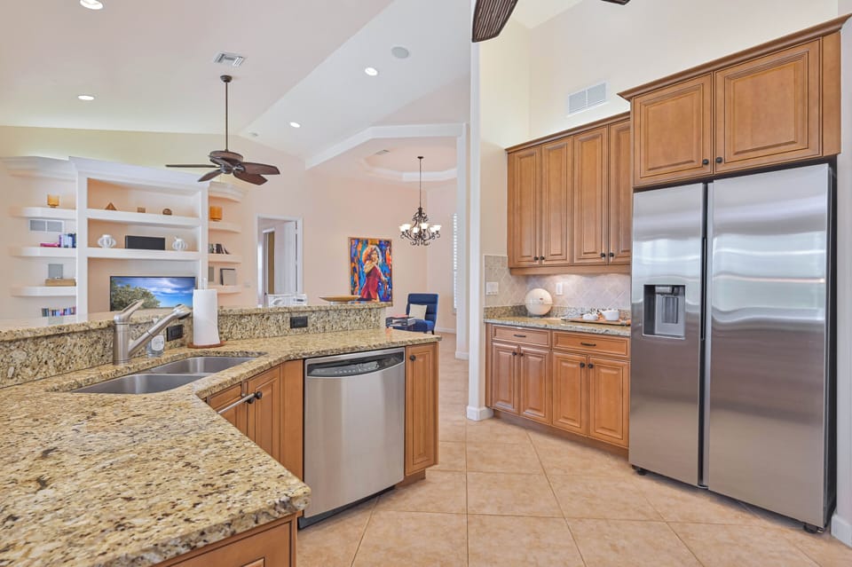 BS3599 - Fully equipped kitchen with stainless steel appliances and granite counter-tops