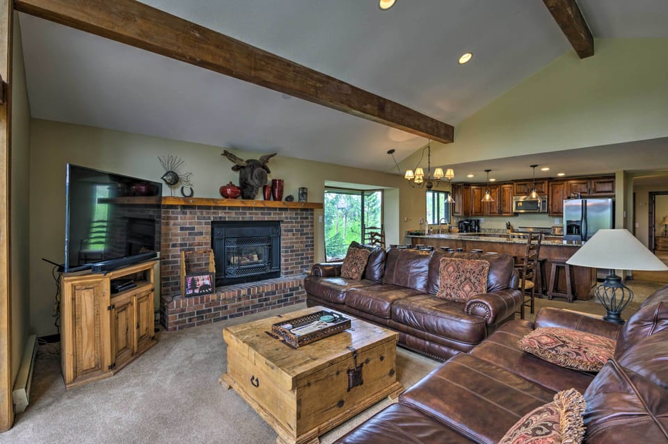 Living Room | Free WiFi | Gas Fireplace