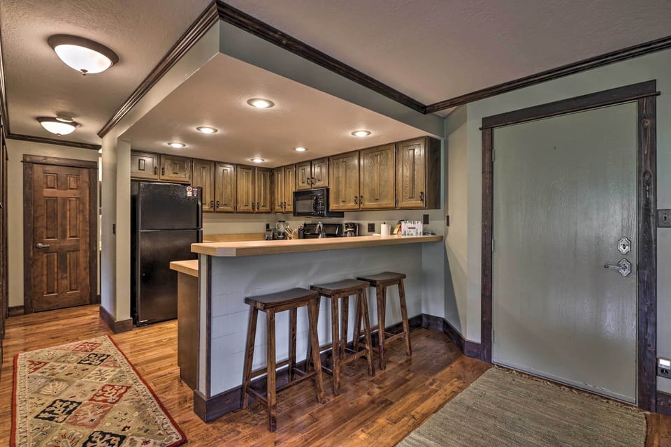 Kitchen | 3-Person Breakfast Bar