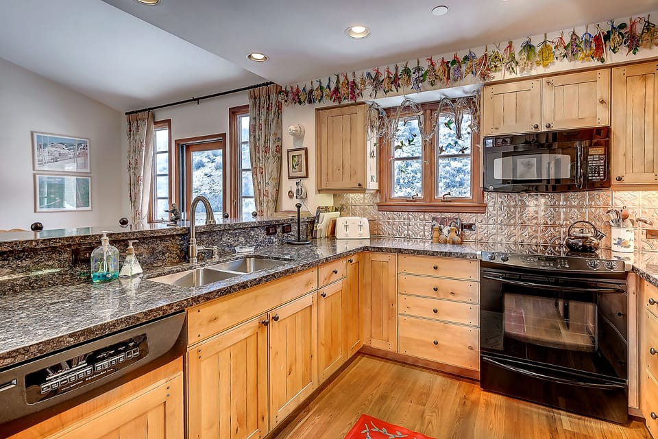 Kitchen - Fully Equipped Kitchen With Granite Countertops