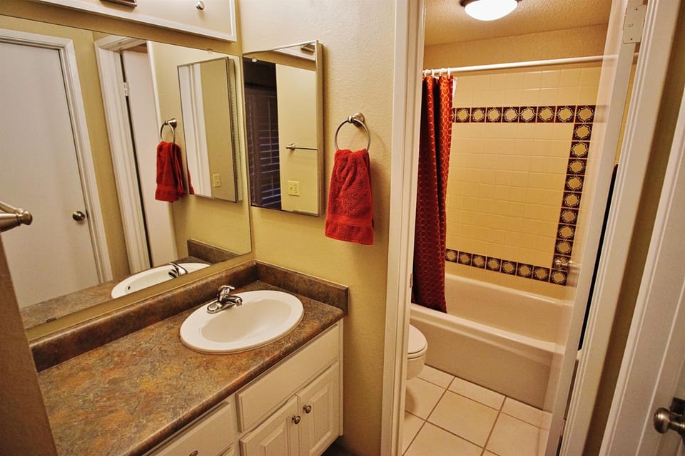 Full Bathroom | Shower/Tub Combo