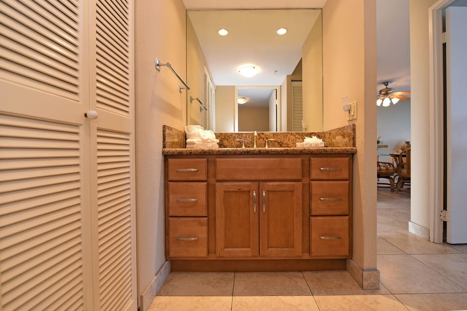 New vanity area, time to get ready for a night out in Kaanapali or Lahaina!