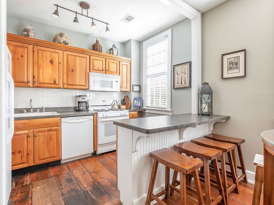 Kitchen w. Breakfast Bar