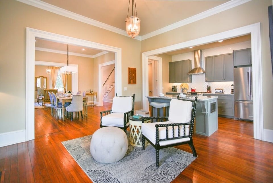 Chat with guests in the kitchen or at the breakfast bar.