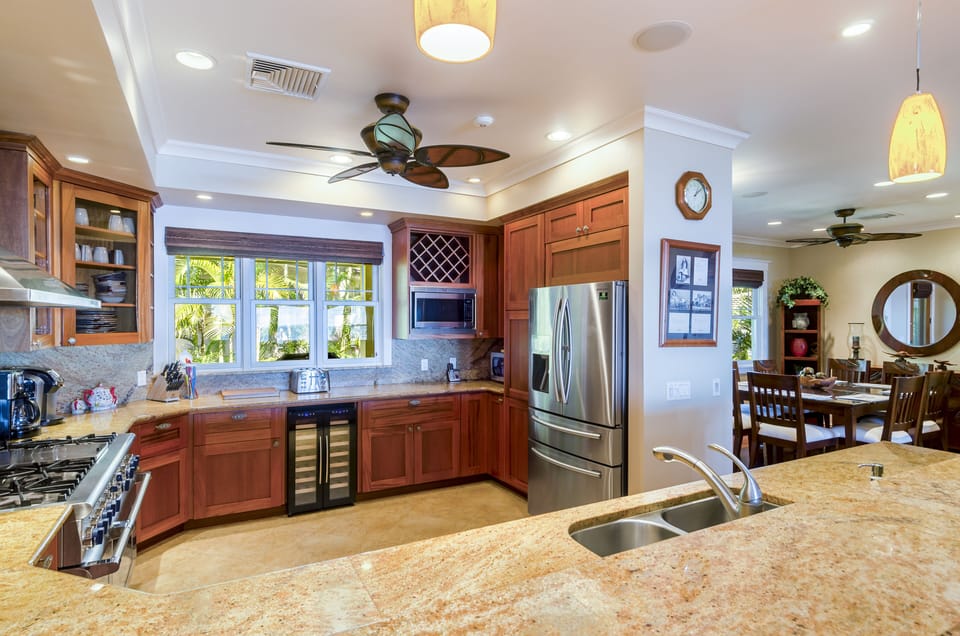 Honu La'e Kitchen - If you're traveling with a gourmet chef or simply someone who has a passion for cooking, the fully-equipped kitchen has everything you need.