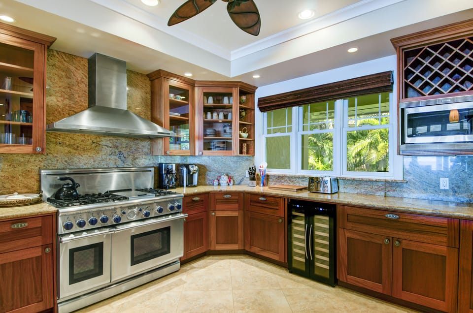 Honu La'e Kitchen - Spacious kitchen and dining area are perfect for entertaining during " dine- in" evenings.