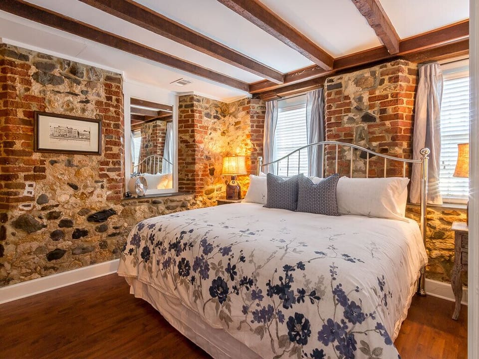 Primary Bedroom - King Size Bed