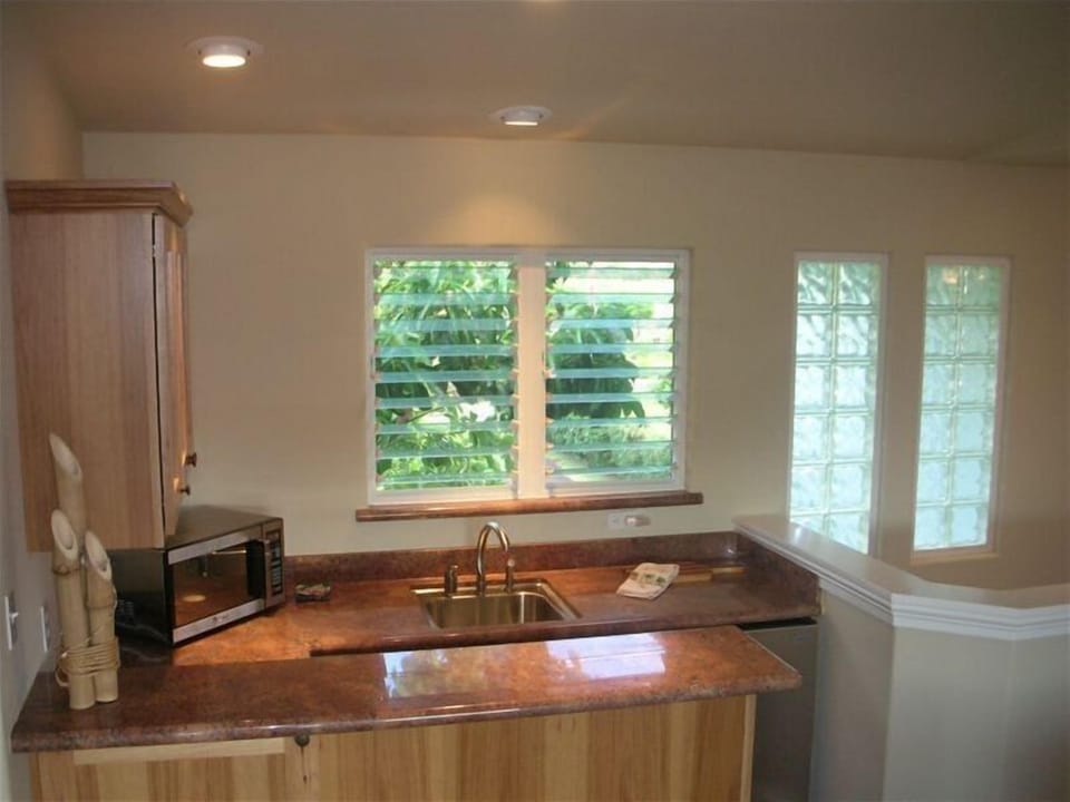 Bonus Room wet bar with mini fridge/freezer, microwave