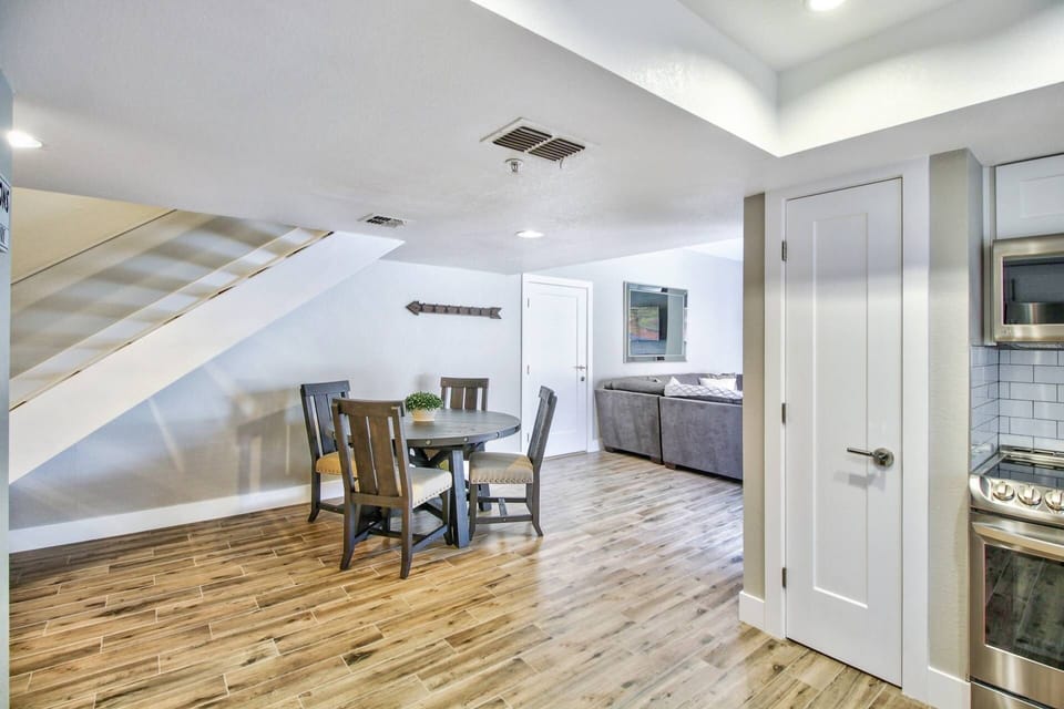 Dining area seating for 4