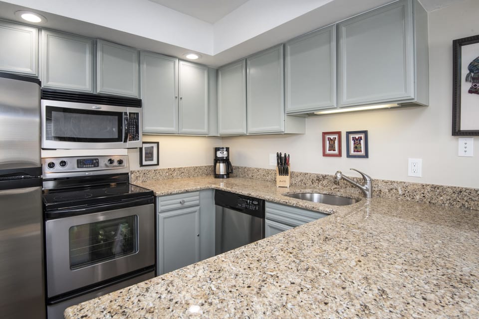 Kitchen - Modern updated kitchen