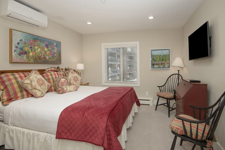 Bedroom - Primary bedroom with King Bed, air conditioning and large TV