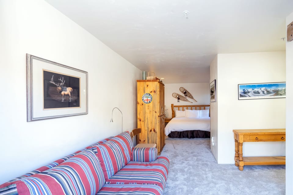 1.05-telluride-double-diamond-3-primary-bedroom-sitting