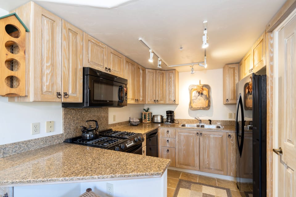 1.03-telluride-double-diamond-3-kitchen