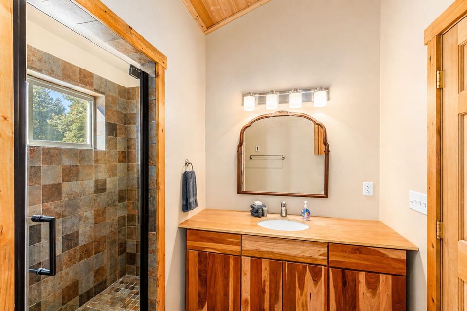 King Bedroom En Suite with Shower