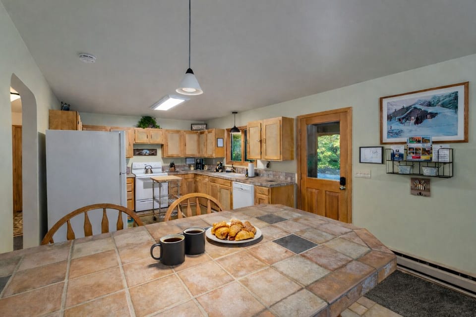 Breakfast Bar with Stools