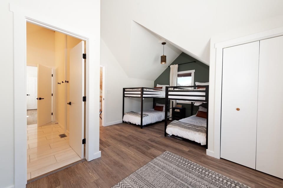 4th Bedroom - 2 sets of Bunk Beds (Single over Single)