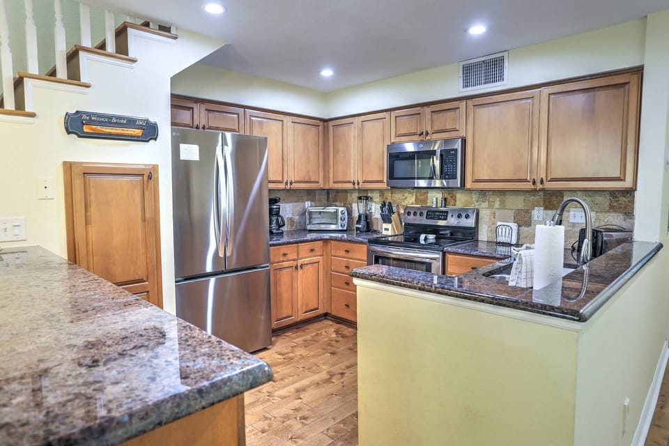 Fully Equipped Kitchen with Granite Counter Tops and Stainless Appliances
