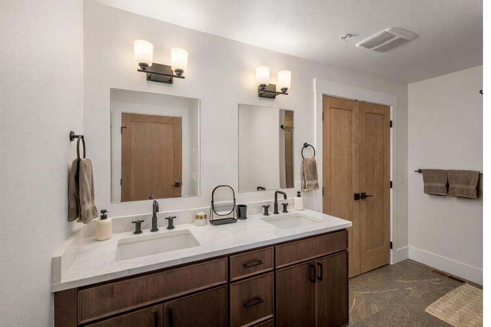 Master Bedroom En Suite with shower.