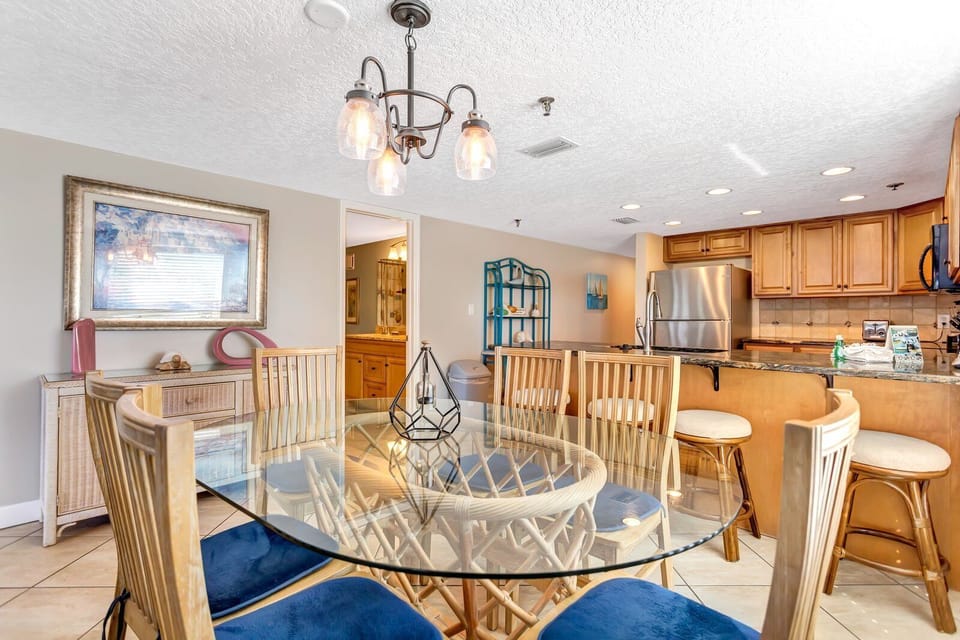Beach Place 106 Dining Area