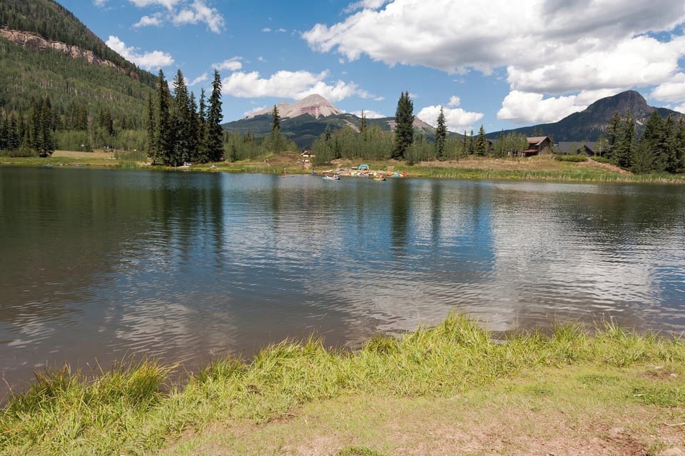 Twilight Lake - Few minute walk from the Towmhome.

Paddle board and canoe rentals, fishing walking trail around the lake.