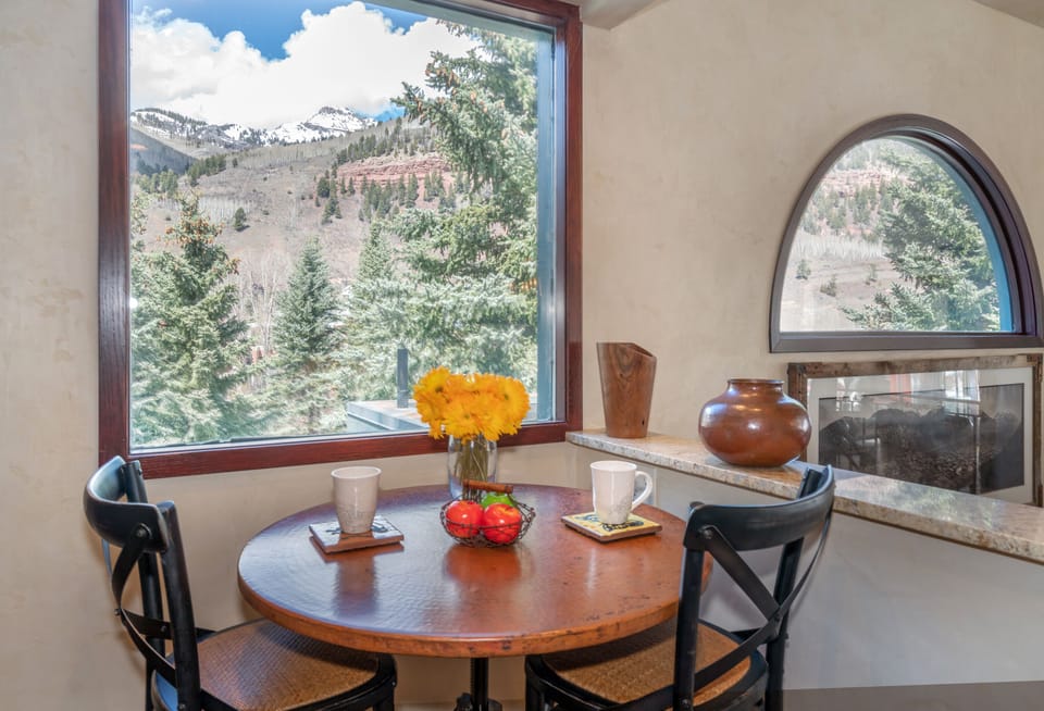 10-telluride-riverside-b201-breakfast-table