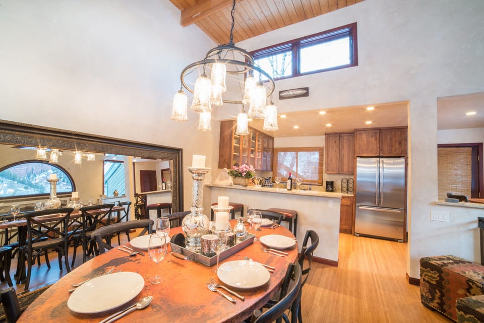 8-telluride-riversideb201-diningarea3_0