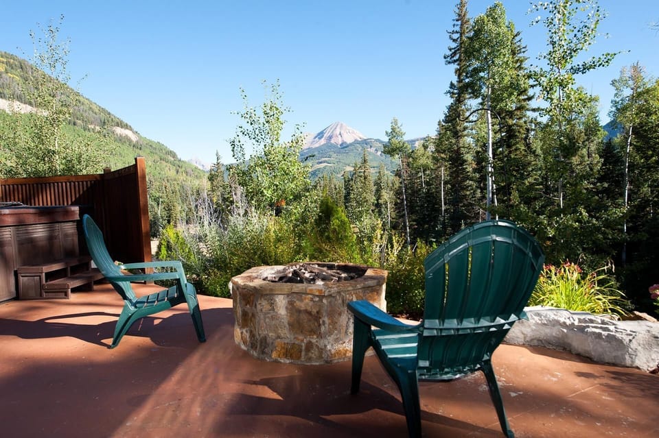 Gas Firepit and Outdoor Seating (adjacent to the hot tub)